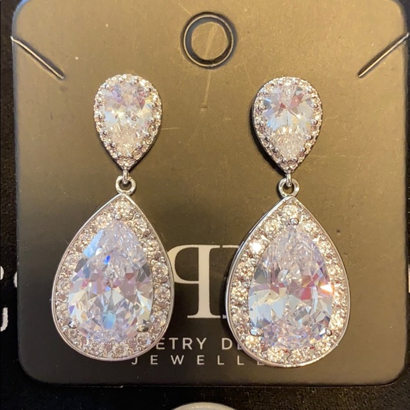 Sparkling ✨ earrings ~ never worn!! - Picture 3 of 3